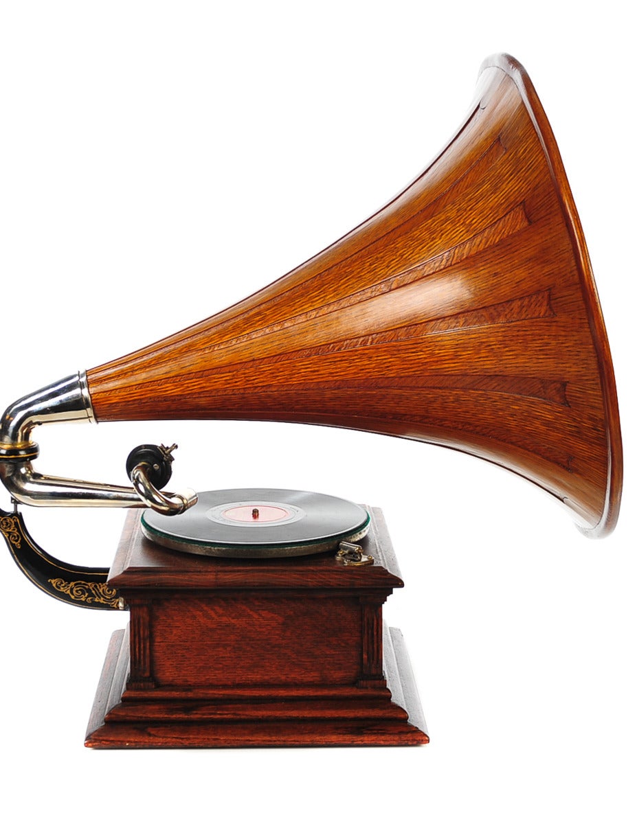 Victor Talking Machine Type Three, Original 1908 Phonograph with Oak Horn 1