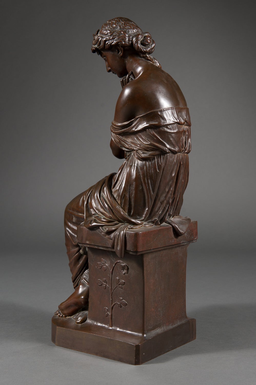 Bronzo Figura di donna con Lilly in bronzo patinato francese del XIX secolo in vendita