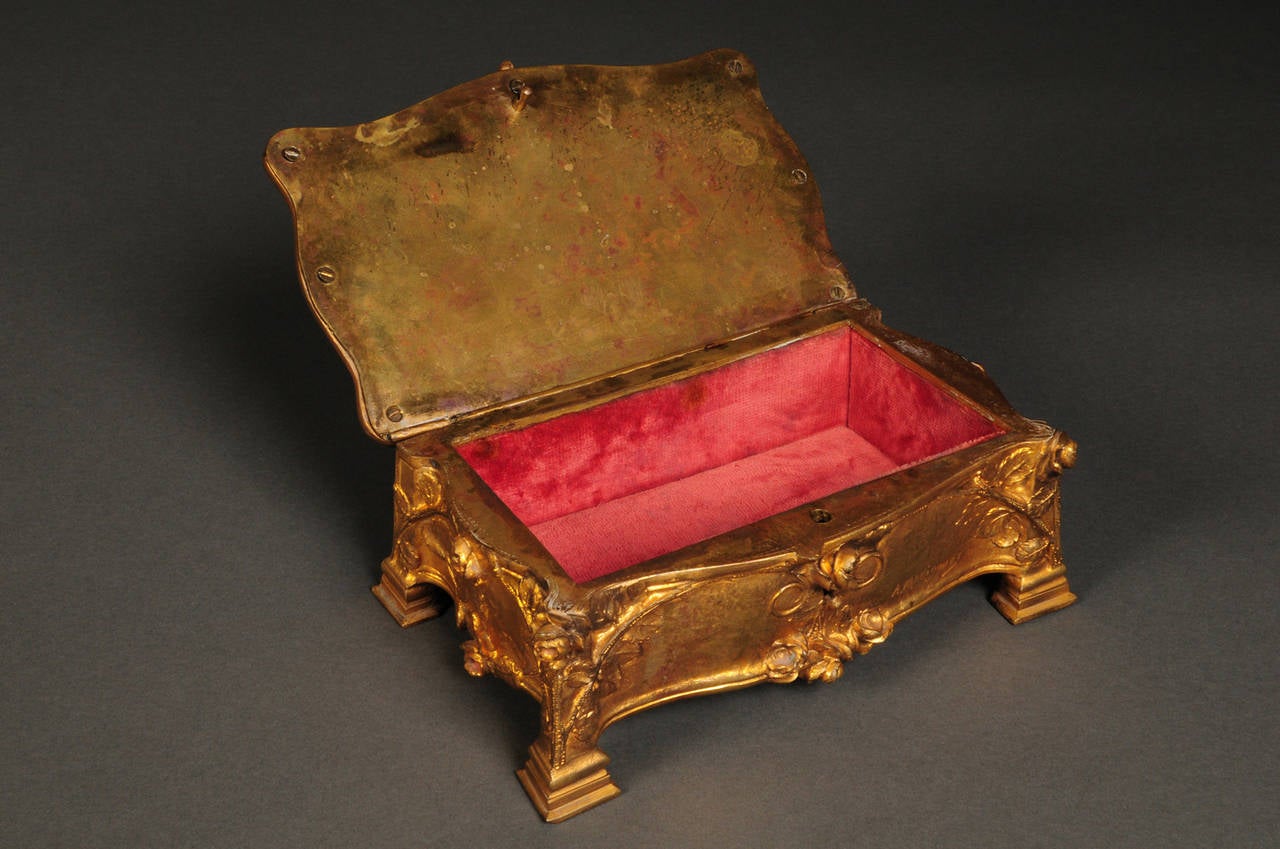Coffret à bijoux français en bronze doré avec intérieur rouge en vente 1