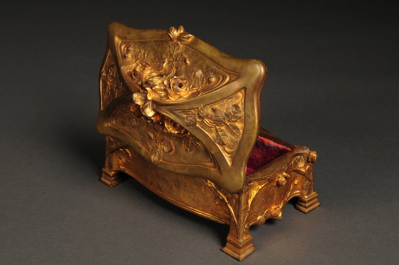 XIXe siècle Coffret à bijoux français en bronze doré avec intérieur rouge en vente