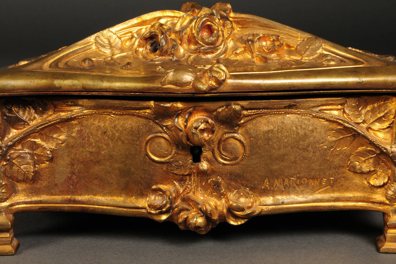 Coffret à bijoux français en bronze doré avec intérieur rouge en vente 2