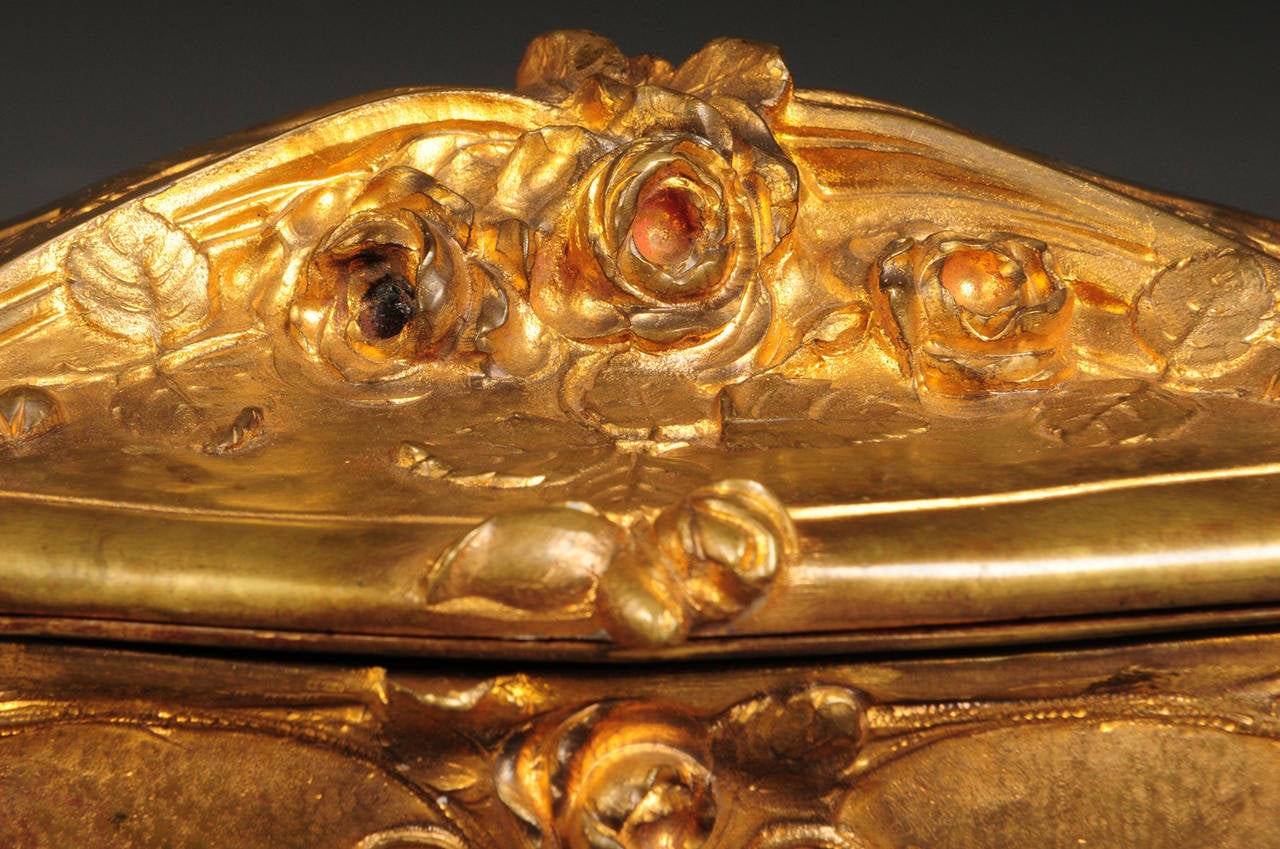 Coffret à bijoux français en bronze doré avec intérieur rouge en vente 3