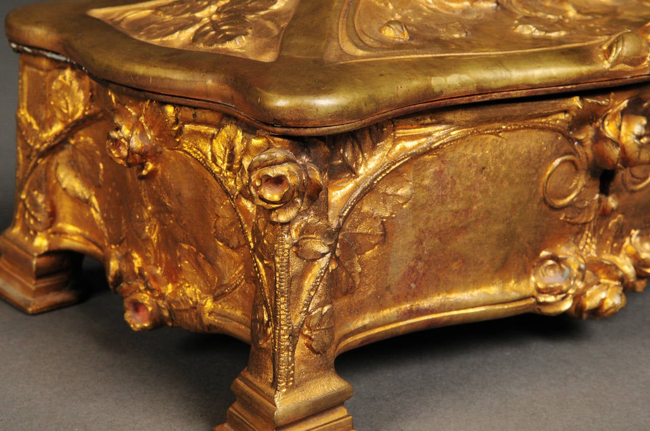 Coffret à bijoux français en bronze doré avec intérieur rouge en vente 5