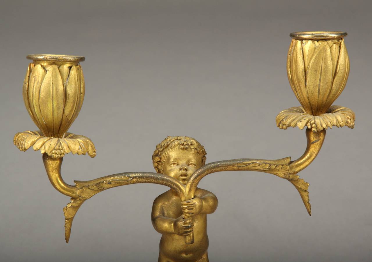 Francese Coppia di portacandele figurativi francesi in bronzo antico e marmo bianco in vendita