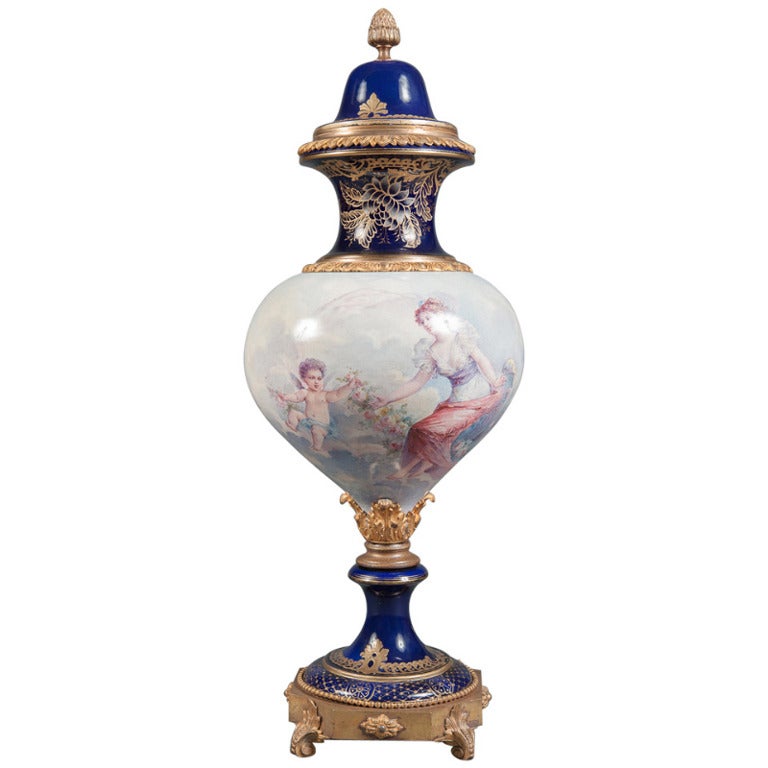 Vase à couvercle exceptionnel en porcelaine de style Sèvres , peint à la main