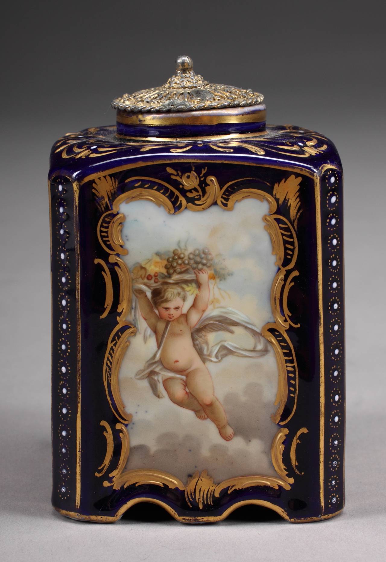 An Austrian royal Vienna style hand-painted lidded jar of Diana the huntress.

Signed: Riener.

Condition: Excellent antique condition. Age wear appropriate.

Dimensions: H: 4.5