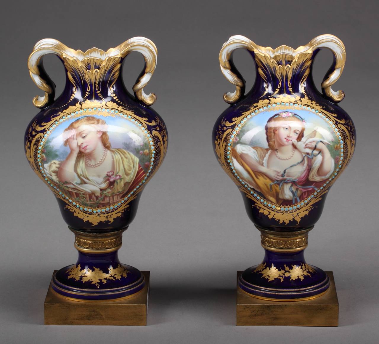 Très belle et inhabituelle paire de vases-portraits en porcelaine de Sèvres du XIXe siècle, montés sur bronze doré, peints à la main et ornés de bijoux. Chaque vase est décoré d'un portrait de jeune femme, de fleurs et d'instruments de