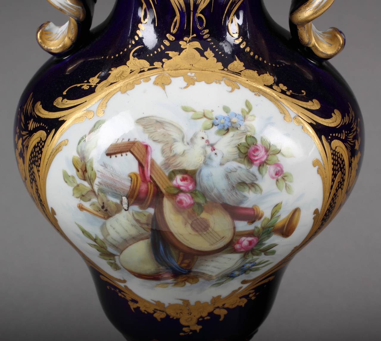Français Paire de vases à portrait peints à la main à Sèvres et Jewell en vente