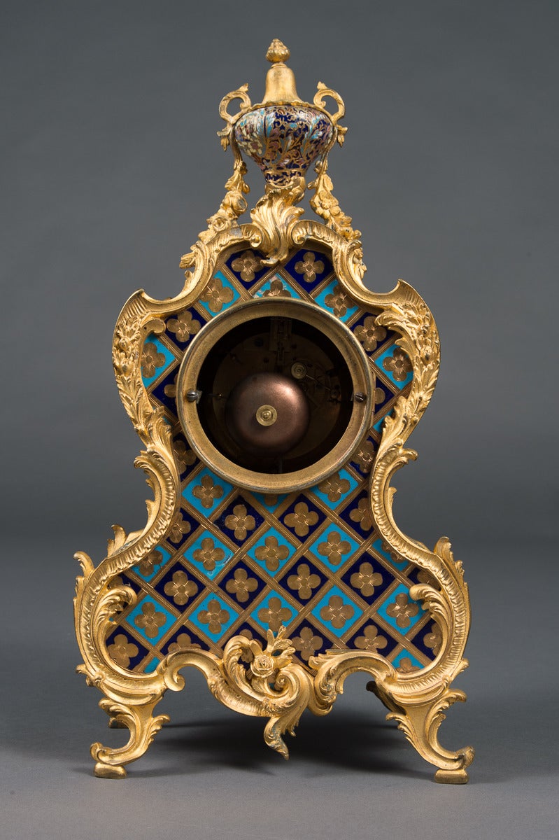 Pendule à régulateur de 8 jours en bronze doré et émail champlevé de la fin du 19e siècle,

vers 1890.

Origine : France.

Hauteur 18,5