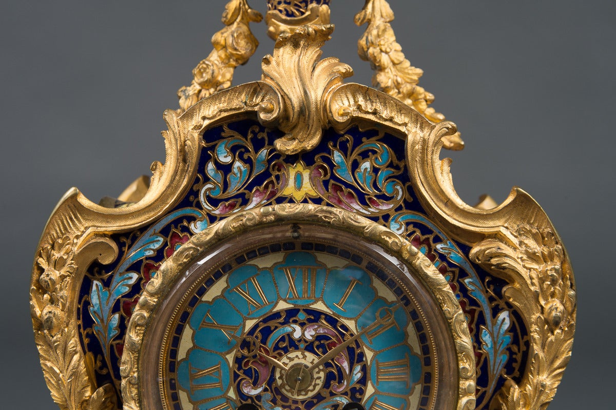XIXe siècle Pendule régulateur 8 jours en bronze doré et émail champlevé en vente