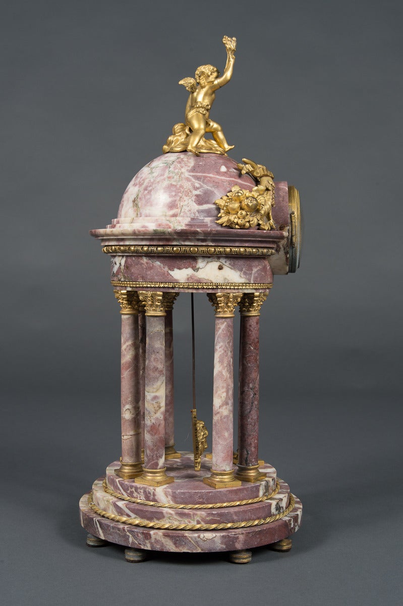 Feine antike franzsische Tiffany & Co. Marmor und Ormolu Bronze Uhr Garnitur im Zustand „Hervorragend“ im Angebot in Los Angeles, CA