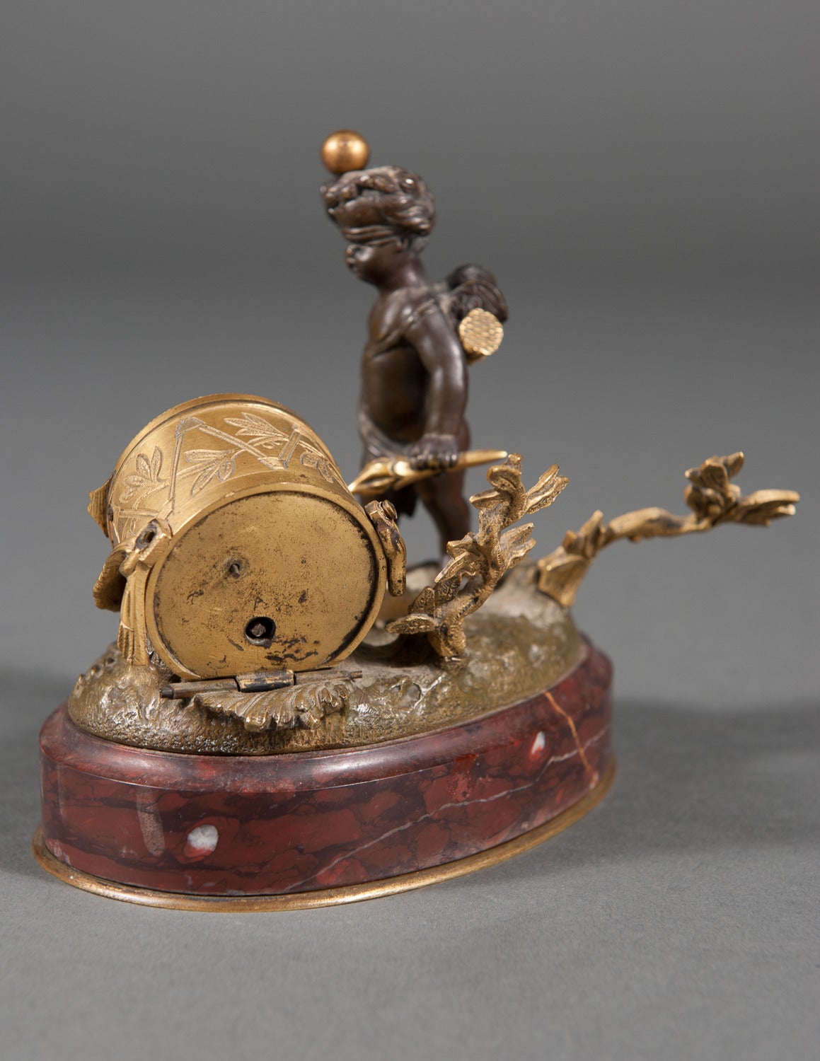 Français Horloge de bureau miniature française en bronze doré avec encrier en vente