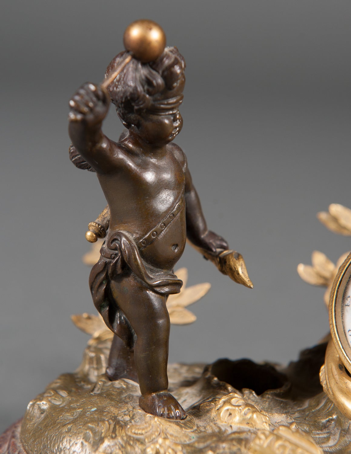 Bronze Horloge de bureau miniature française en bronze doré avec encrier en vente
