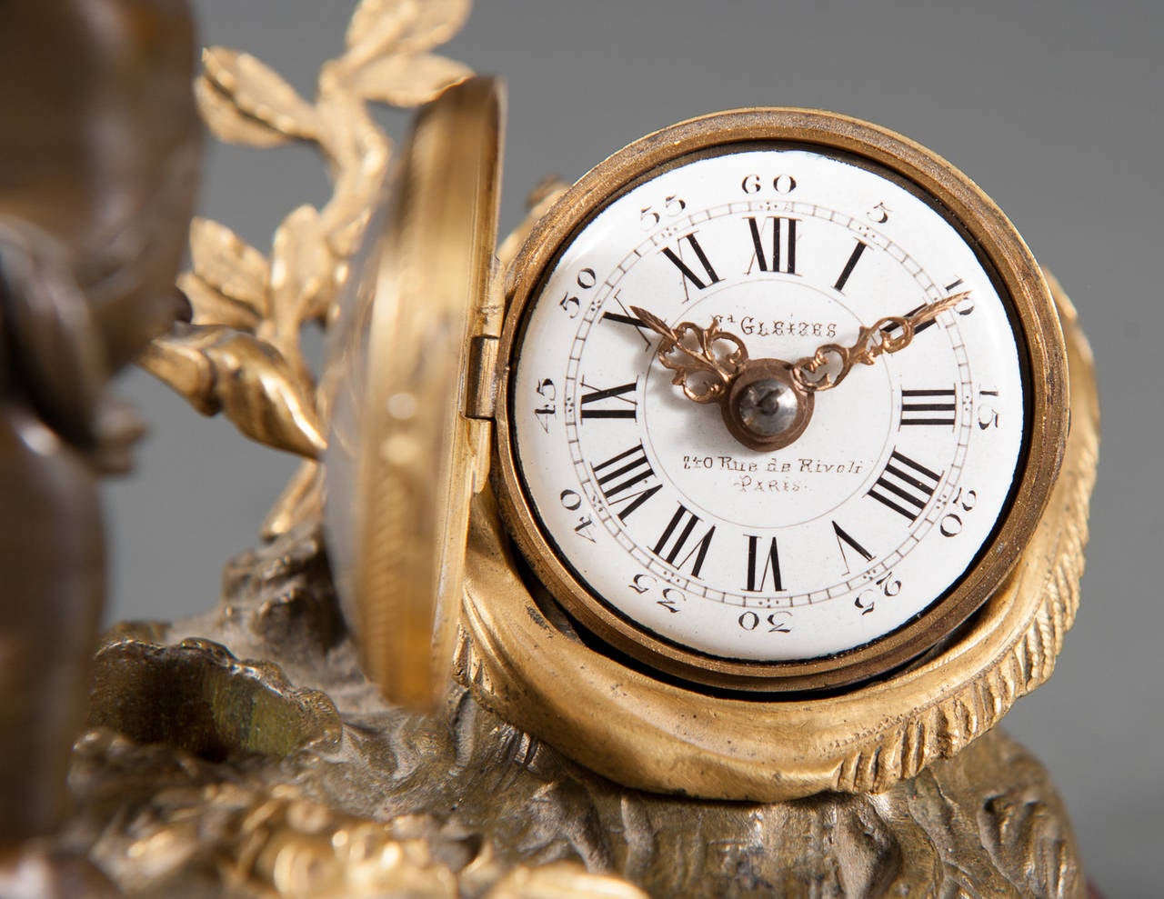 Horloge de bureau miniature française en bronze doré avec encrier en vente 2