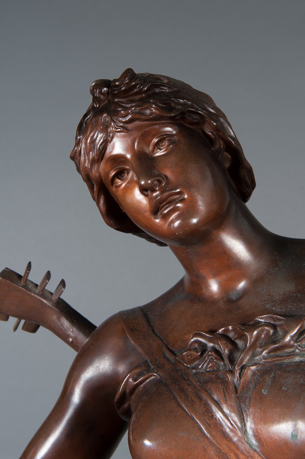 Patiné Torchère figurative en bronze intitulée : « Music ».  par Jules Felix Coutan en vente