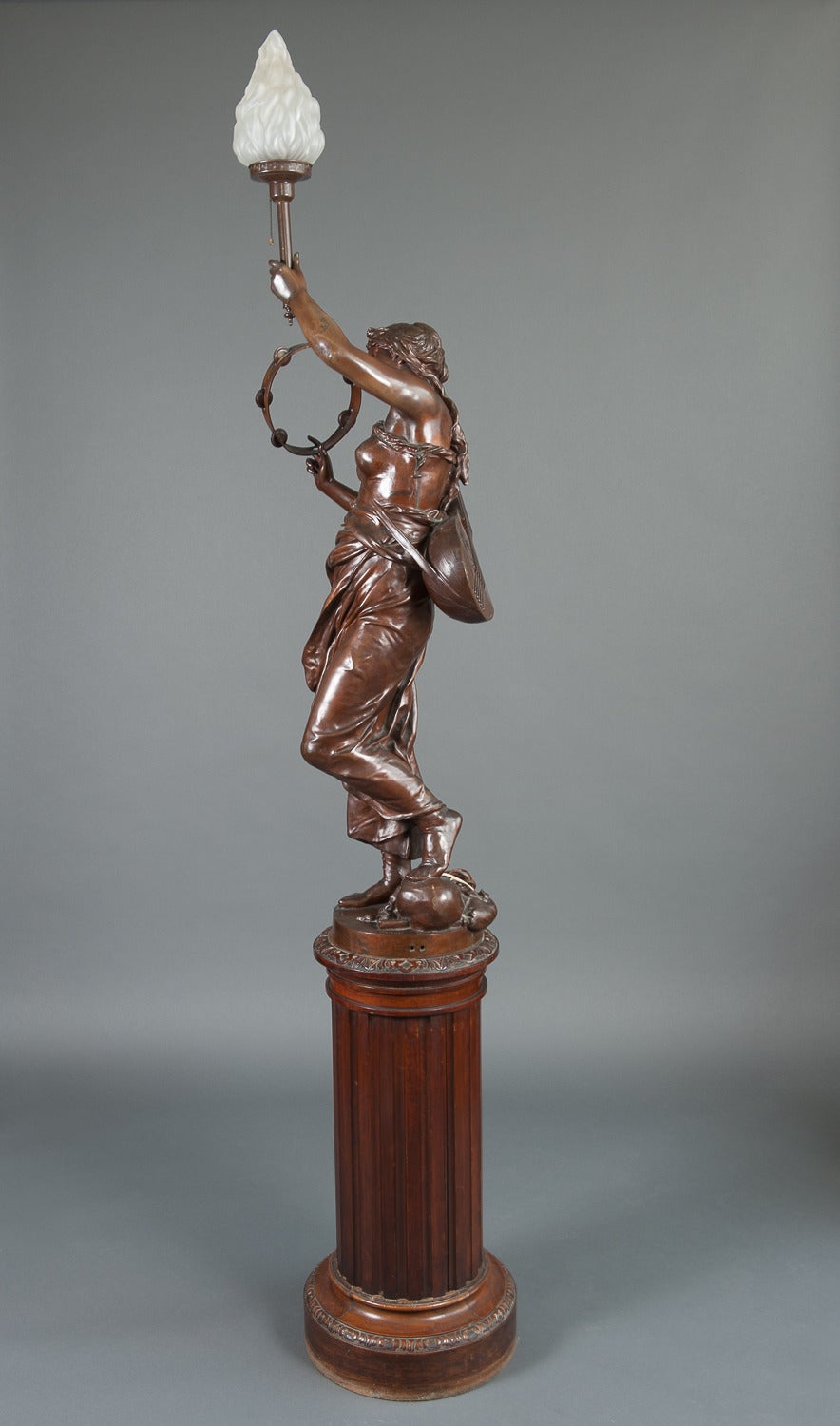 Français Torchère figurative en bronze intitulée : « Music ».  par Jules Felix Coutan en vente