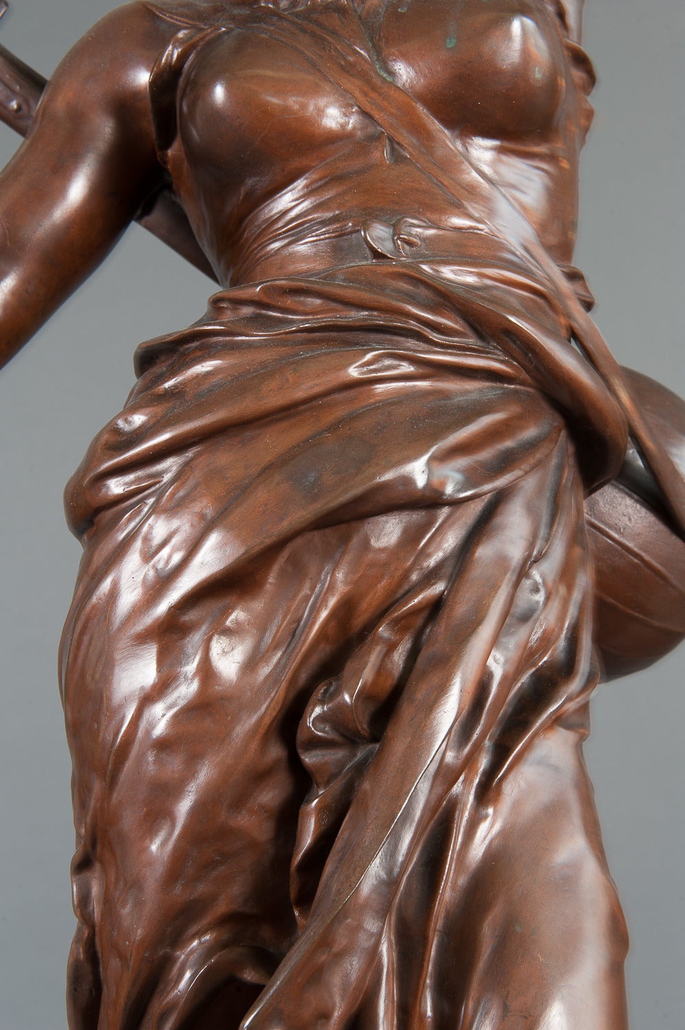 Bois Torchère figurative en bronze intitulée : « Music ».  par Jules Felix Coutan en vente