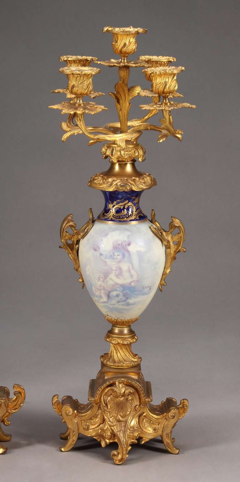 19. Jahrhundert Französisch Sèvres Stil Figural Garnitur Uhr Set im Zustand „Hervorragend“ im Angebot in Los Angeles, CA
