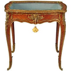 Une très belle table vitrine en bois de roi montée en bronze doré par François Linke