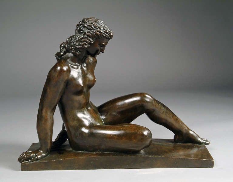 Magnifique figure en bronze patiné représentant une femme nue allongée par Raymind Delamarre.
Intitulé : Nu féminin assis.
Signé : R. DELAMARRE
Marque et sceau de la fonderie Susse Frères.

Raymond Delamarre (1890-1986) est un sculpteur et