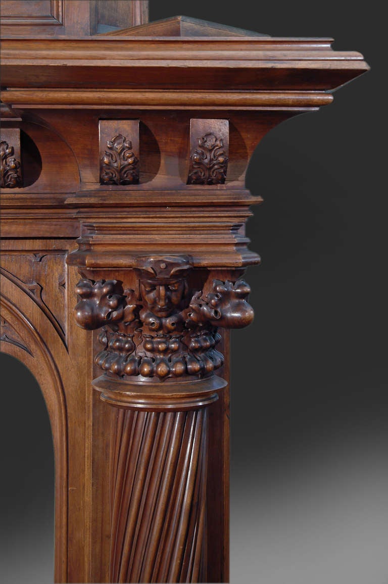 Sculpté à la main Rare cheminée de style gothique anglais en noyer très sculpté et polychromé A.I.C. 1860 en vente