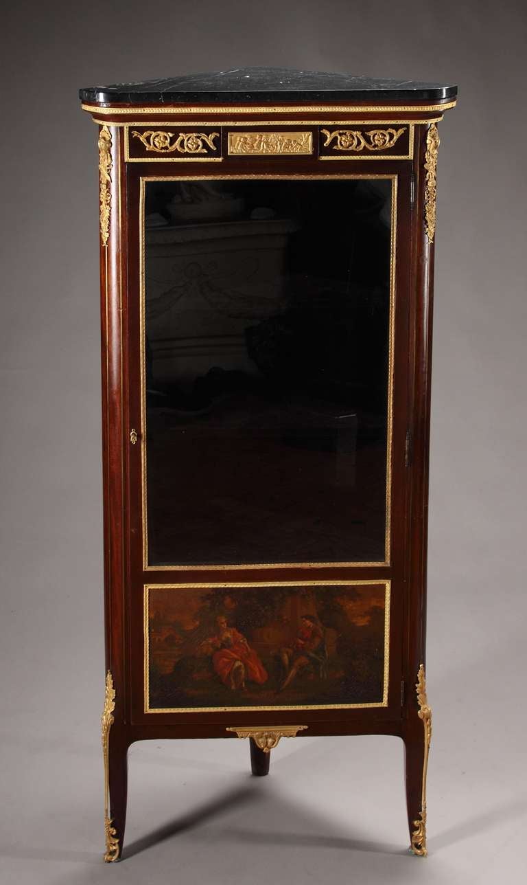 Il s'agit d'un beau et inhabituel meuble vitrine d'angle en acajou du 19ème siècle, décoré de Vernis Martin, avec un dessus en marbre,

vers 1880

Dimensions :
Hauteur 63