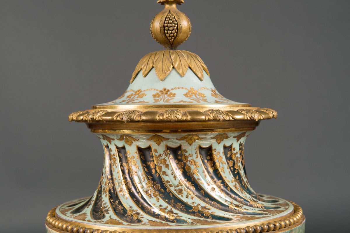 Gran jarrón cubierto con montura de bronce de la Real Viena austriaca, hacia 1890 Dorado en venta