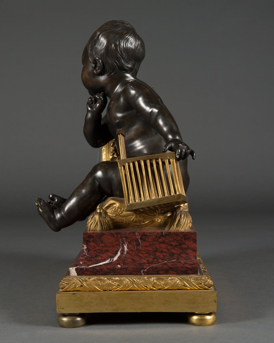 Kaminuhr aus vergoldeter und patinierter Bronze in Rouge-Marmor von Alfred Beurdeley (Französisch) im Angebot