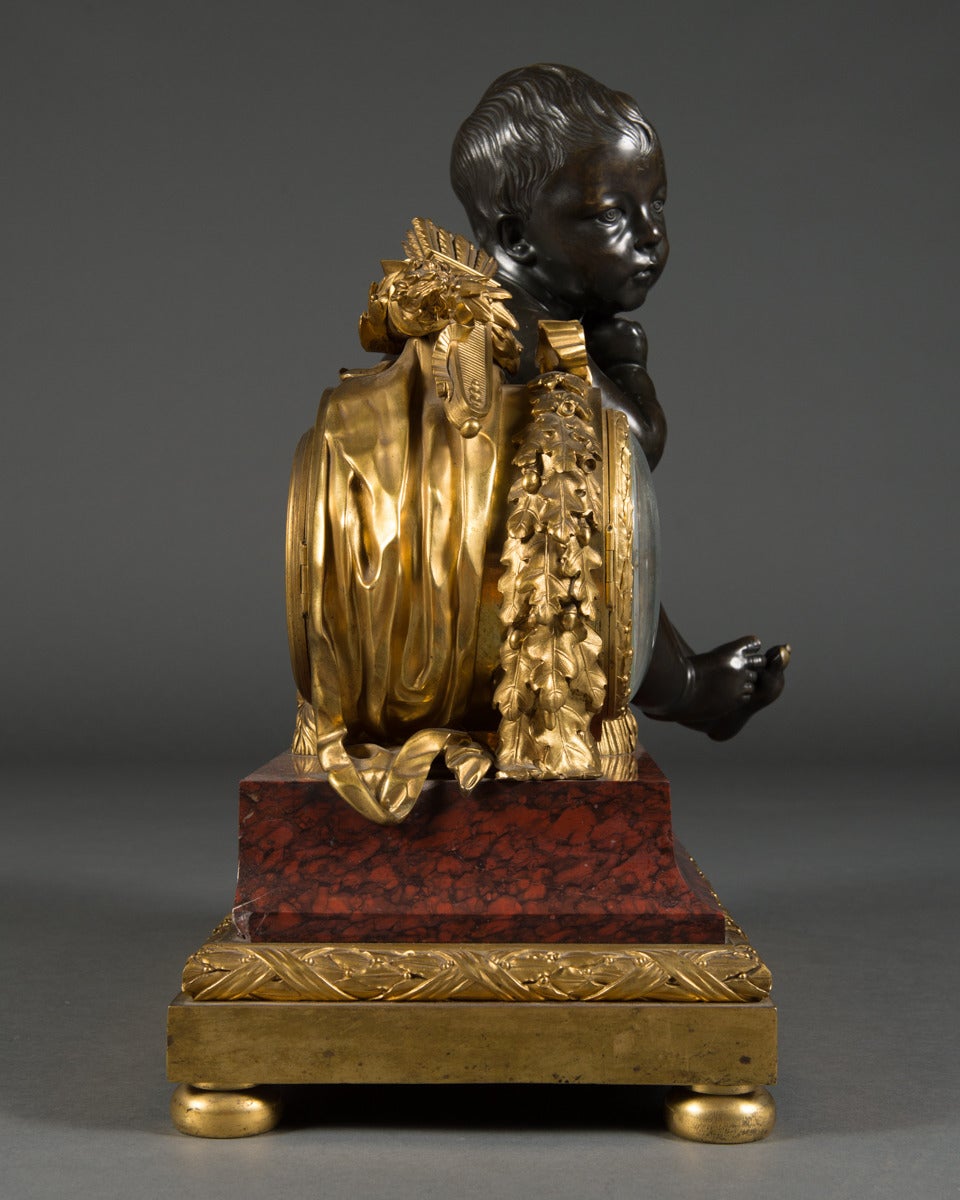 Pendule de cheminée française en marbre rouge doré et bronze patiné d'Alfred Beurdeley en vente 1