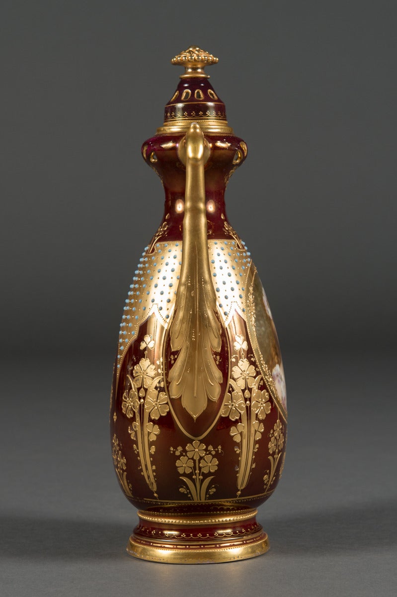 Peint à la main Vase portrait en porcelaine royale de Vienne, irisé et orné de bijoux en vente
