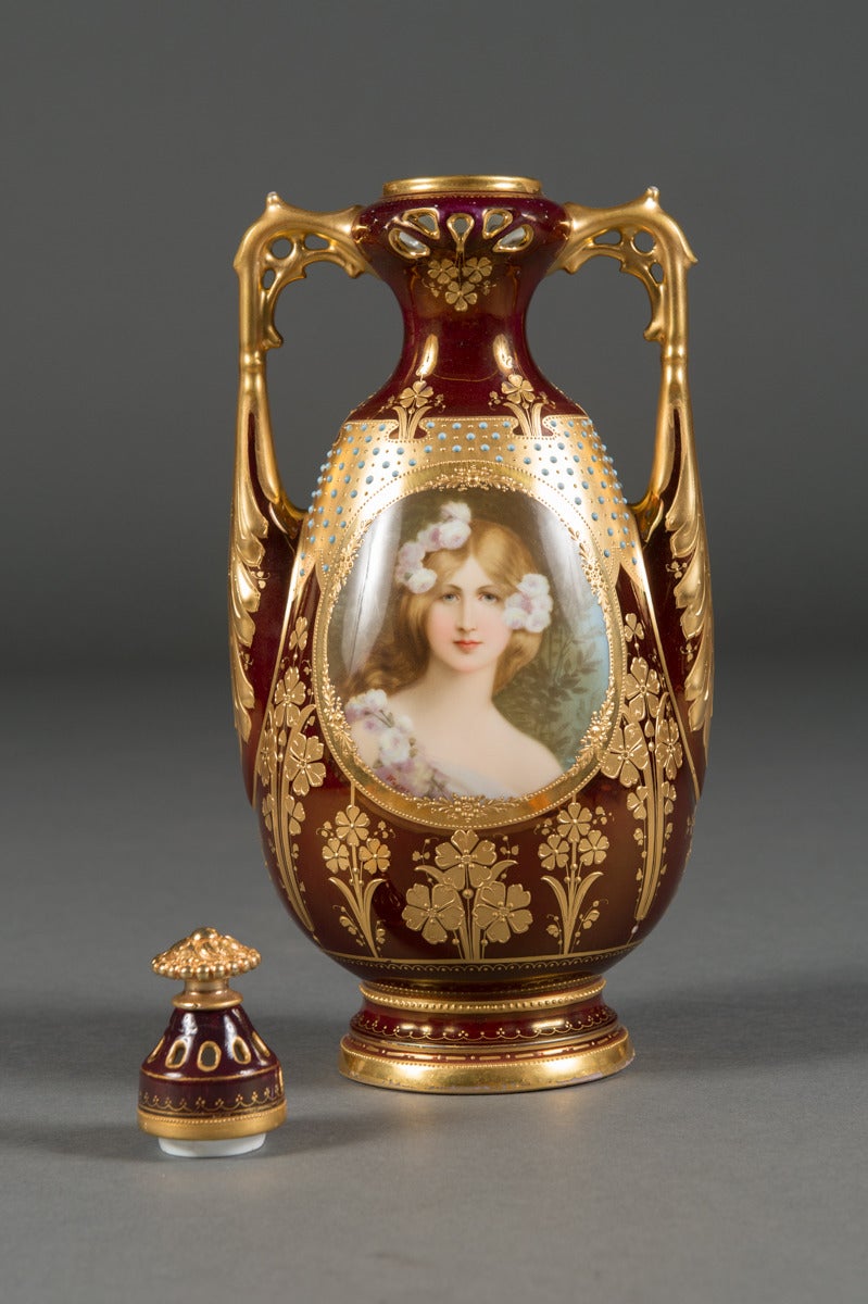 Autrichien Vase portrait en porcelaine royale de Vienne, irisé et orné de bijoux en vente