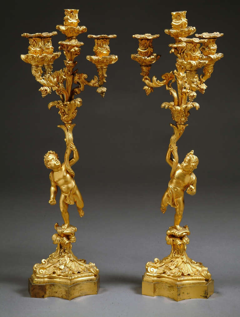 Coppia di candelabri figurativi a 4 luci in bronzo dorato francese del XIX secolo.