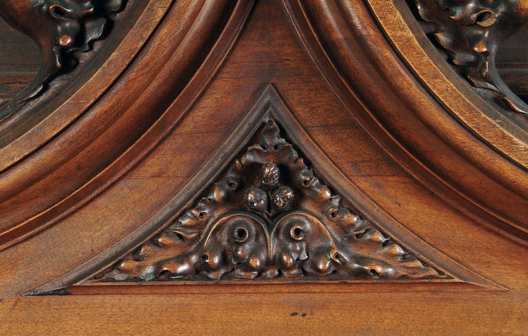 Rare cheminée de style gothique anglais en noyer très sculpté et polychromé A.I.C. 1860 en vente 2