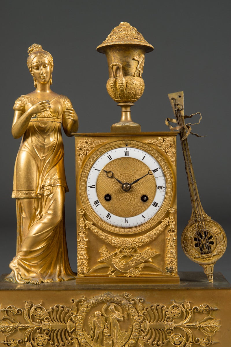 Début du XIXe siècle Pendule de cheminée Empire française ancienne en fil de soie et bronze doré, vers 1820 en vente