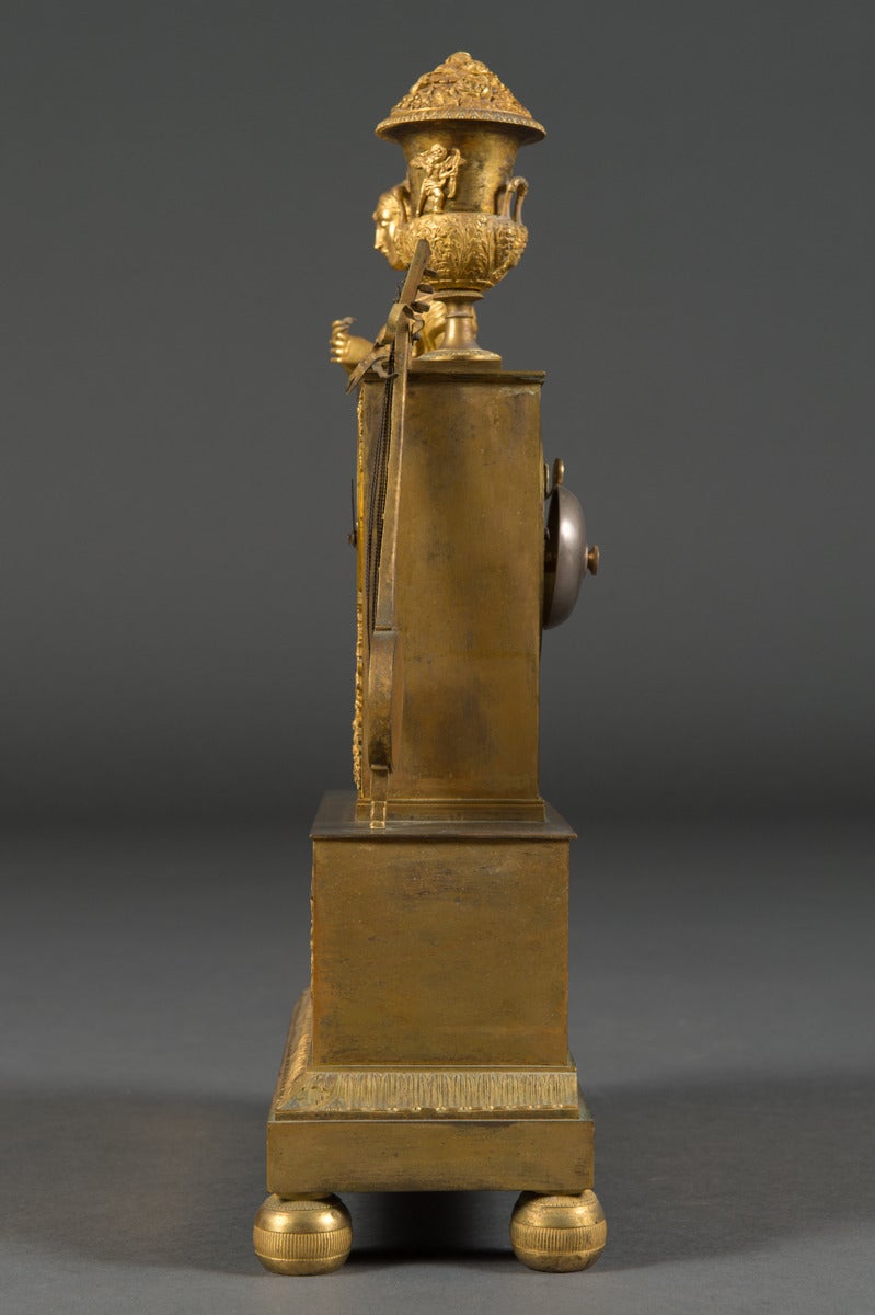 Pendule de cheminée Empire en bronze doré au fil de soie

Le thème néoclassique avec une dame et une mandoline. La pendule conserve ses aiguilles d'origine en acier bleui de style Breguet. Le cadran se compose d'un centre guilloché doré et d'un