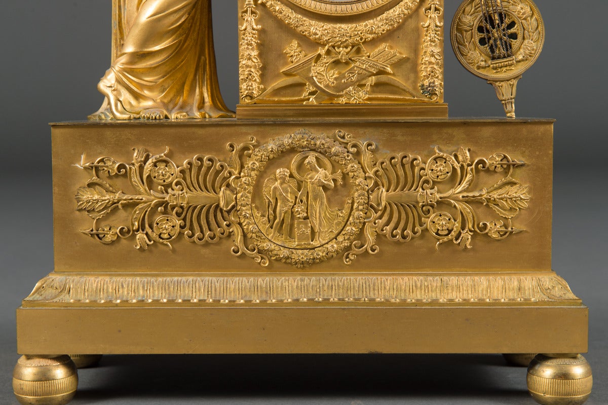 Français Pendule de cheminée Empire française ancienne en fil de soie et bronze doré, vers 1820 en vente