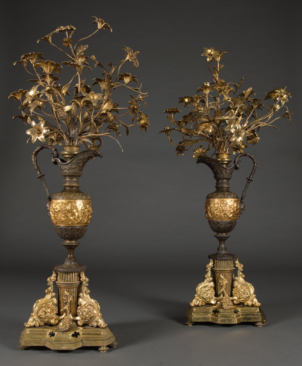 Coppia di grandi candelabri francesi in bronzo dorato e patinato a forma di vaso.

Ognuno di essi ha un corpo a forma di vaso con un rilievo centrale sotto un candelabro a 12 rami. Si trova su una base in bronzo dorato a forma di
