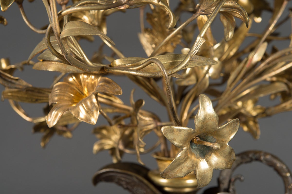 XIX secolo Coppia di grandi candelabri francesi in bronzo dorato e patinato a forma di vaso in vendita