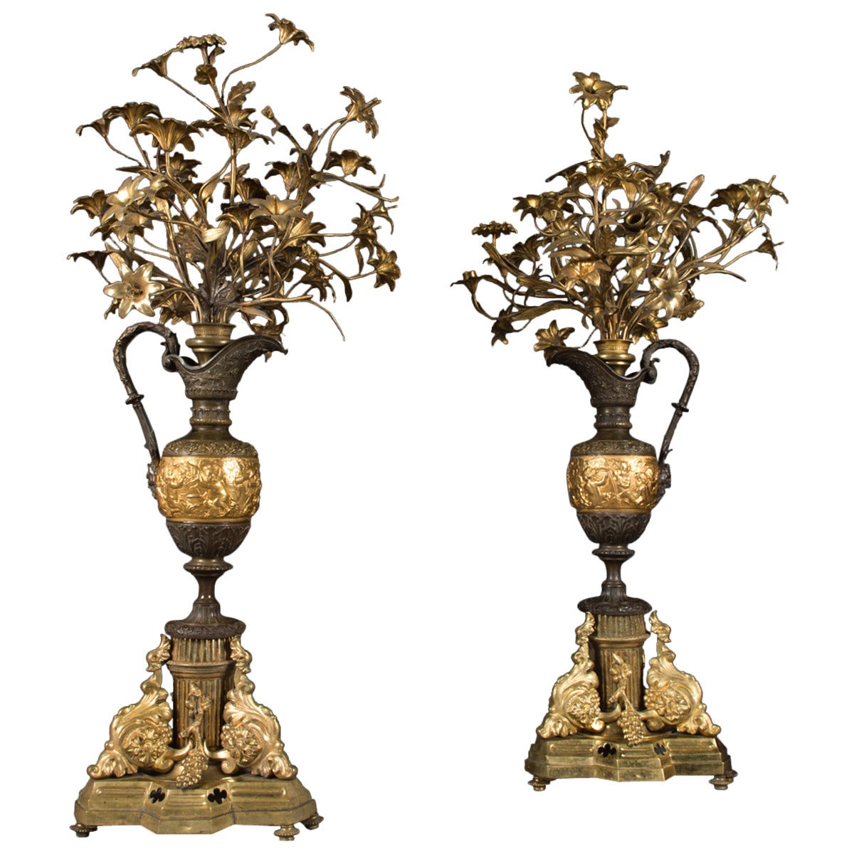 Paar große französische Kandelaber aus vergoldeter Bronze und patinierter Vase in Form einer Vase