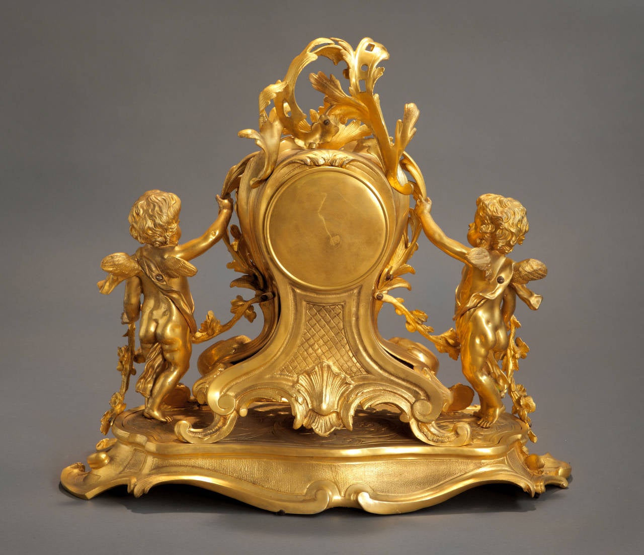 A 19th century French gilt bronze figural cherub desk clock,

Paris, Circa 1890

Having two winged cherubs on each side of the gold and black numerical dial.

Dimensions: Height: 22