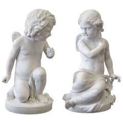 Paire de figures anciennes en marbre représentant des chérubins ailés
