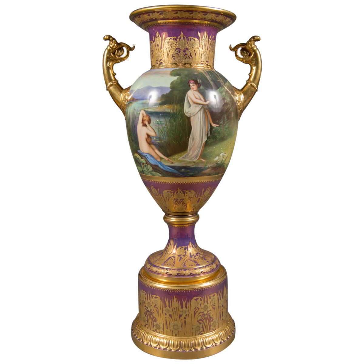 Grand vase autrichien ancien de style royal de Vienne peint en iridescent
