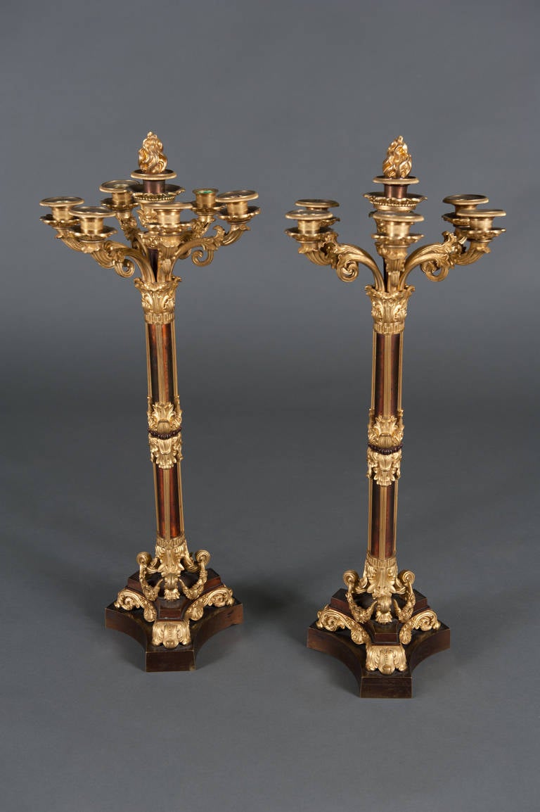Paar französische, vergoldete Bronzekandelaber im Louis-XVI.-Stil des 19. Jahrhunderts im Angebot 1