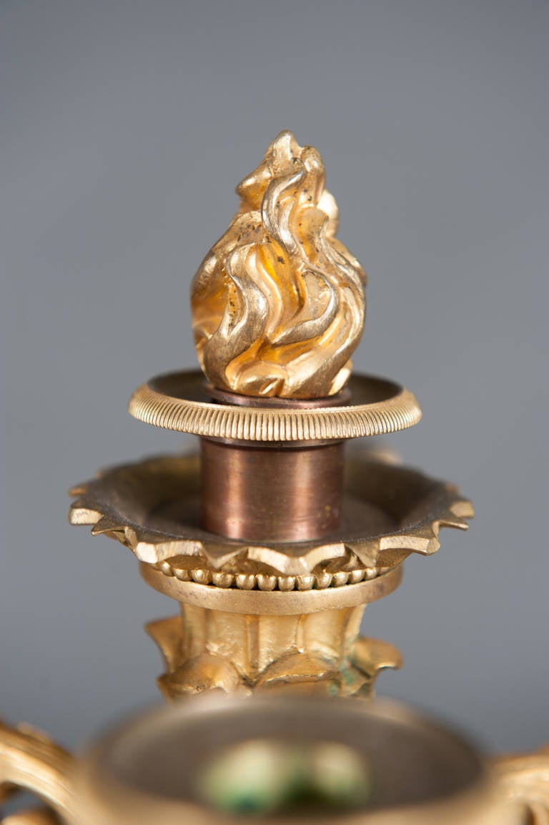 Paar französische, vergoldete Bronzekandelaber im Louis-XVI.-Stil des 19. Jahrhunderts im Angebot 3