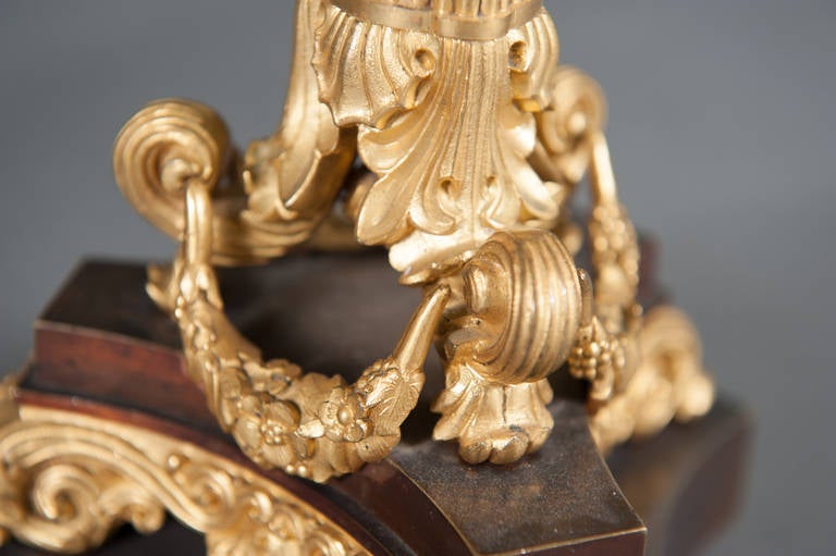 Paar französische, vergoldete Bronzekandelaber im Louis-XVI.-Stil des 19. Jahrhunderts im Angebot 5