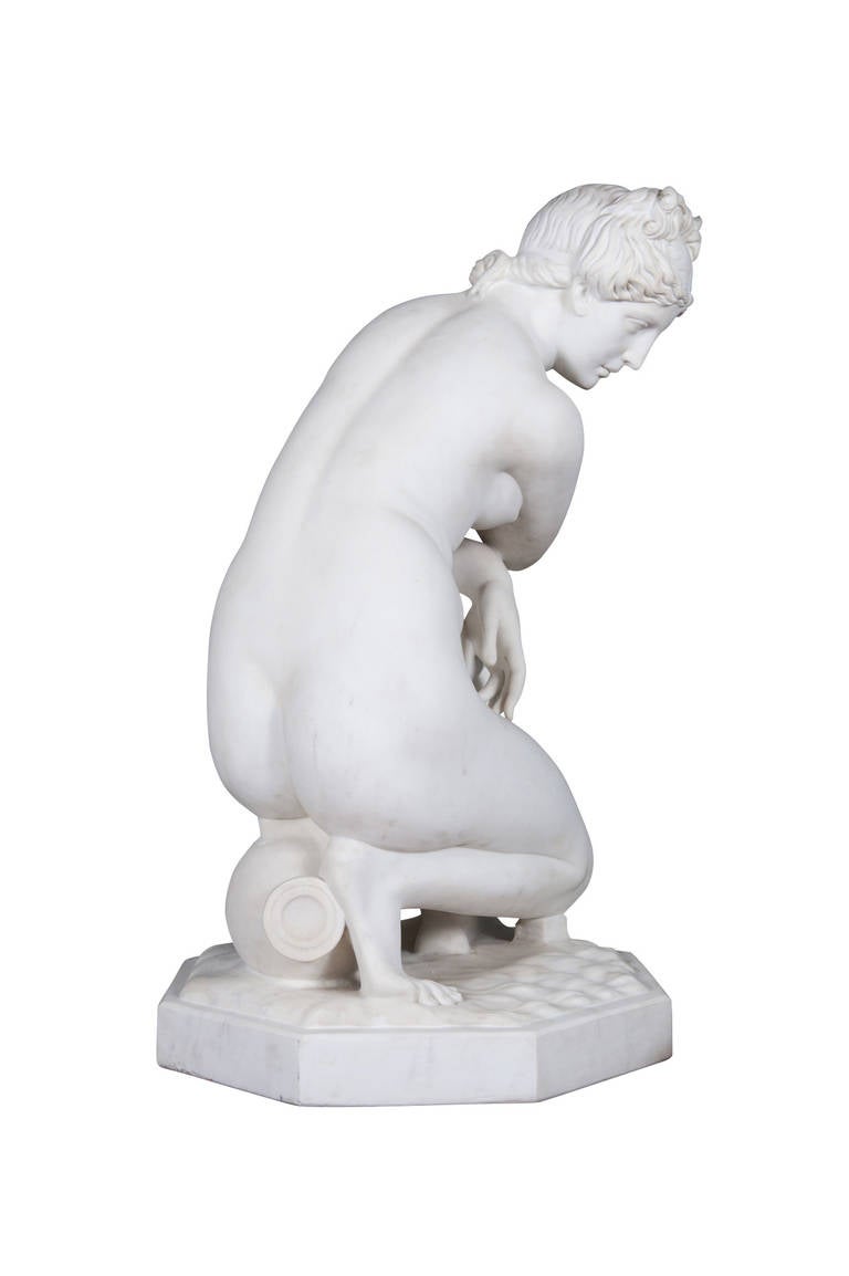 Marmorfigur der „kauernden Venus“ auf Podesttisch aus dem 19. Jahrhundert im Angebot 2
