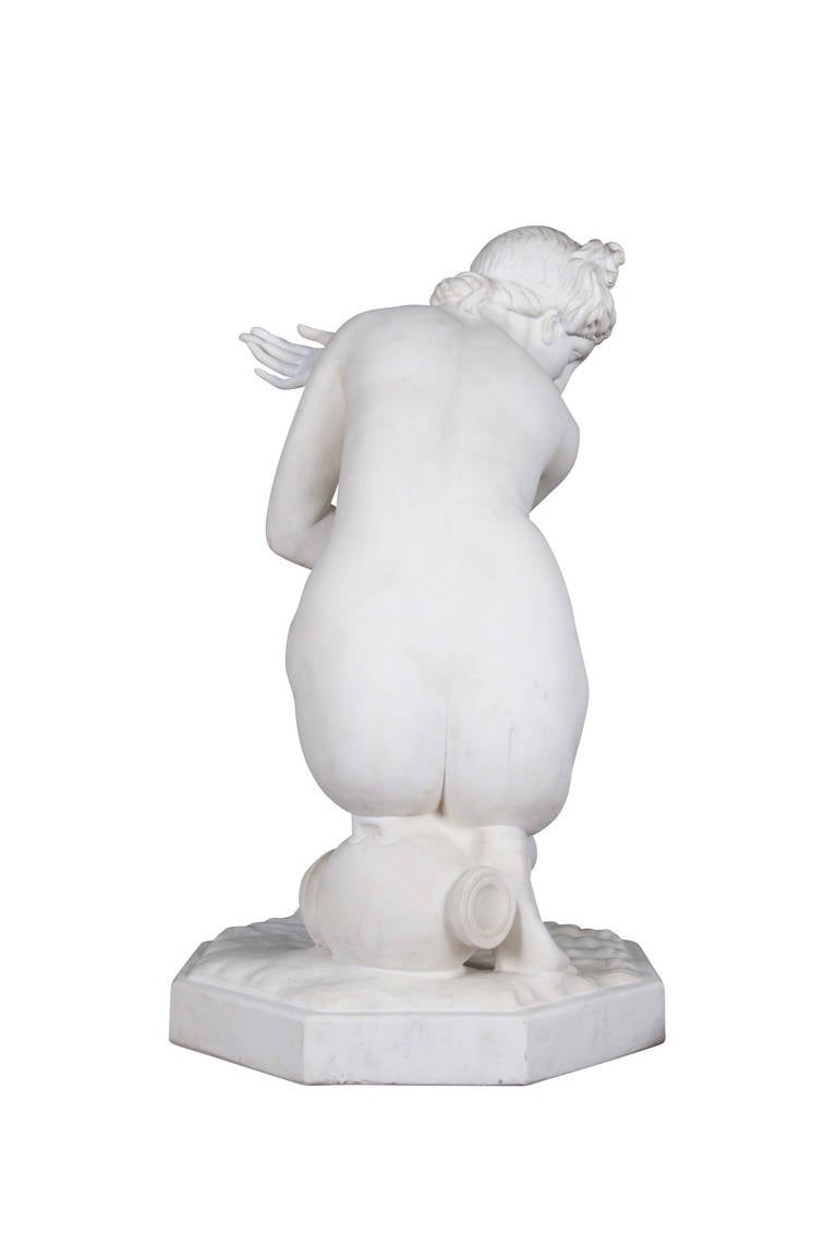 Figure en marbre du 19ème siècle représentant la Vénus accroupie sur un piédestal en vente 1
