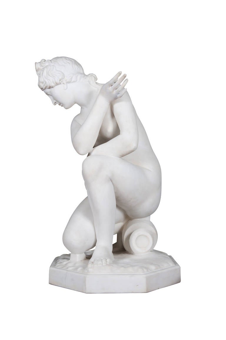 Marmorfigur der „kauernden Venus“ auf Podesttisch aus dem 19. Jahrhundert im Angebot 5
