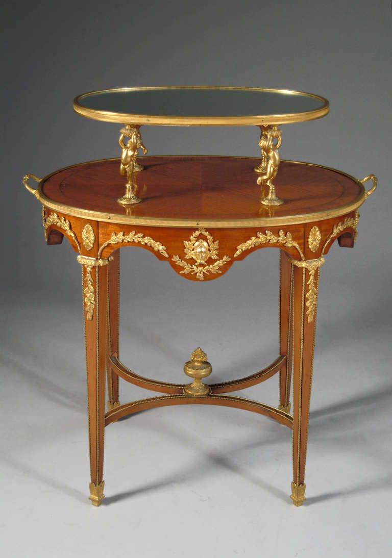 Mesa auxiliar francesa de dos niveles, de madera de rey, montada en ormolu y con bandas cruzadas, atribuida a Emmanuel Zwiener, París Circa 1880

Medidas: Alto 38