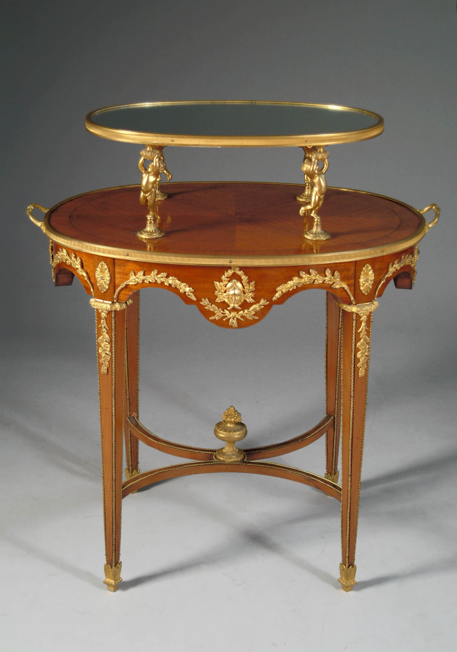 Zweistöckiger Tafeltisch im Louis-XVI.-Stil aus vergoldeter Bronze mit Vergoldung